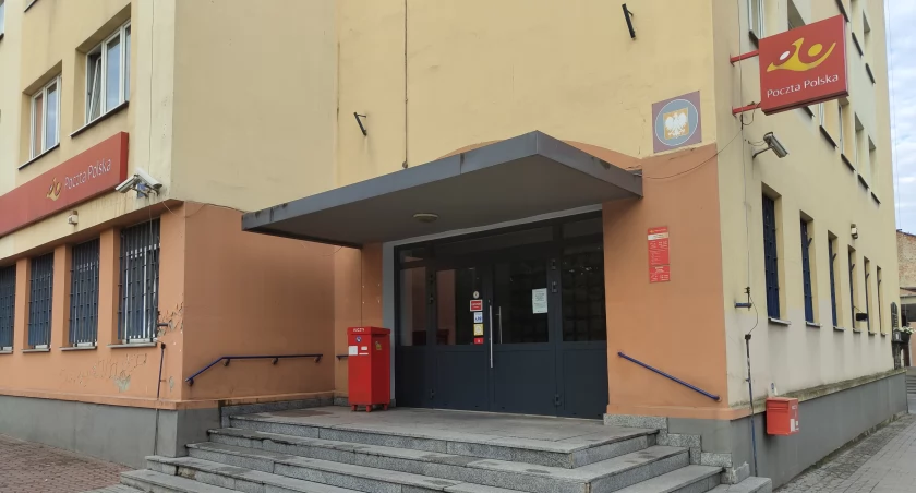 Na zdjęciu: Radomszczańscy listonosze zastanawiają się, kto z nich straci pracę 