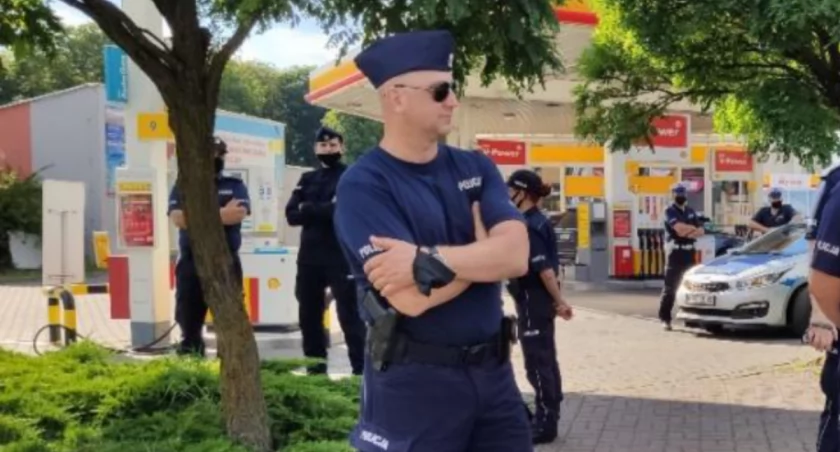 Na zdjęciu: Radomszczańscy policjanci podczas patrolu