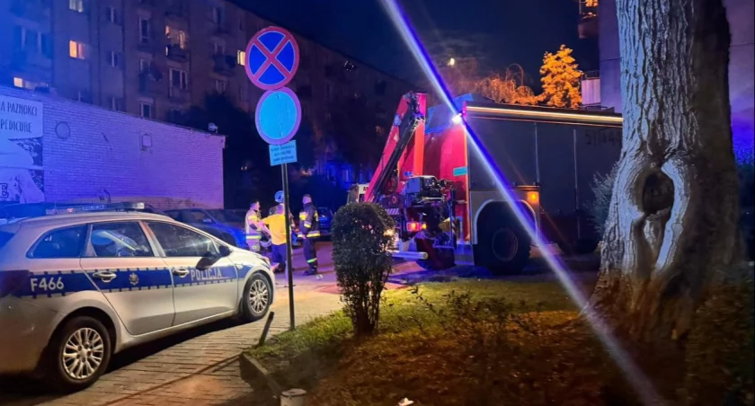 Na zdjęciu: Strażacy przyjechali otworzyć drzwi mieszkania starszej kobiety