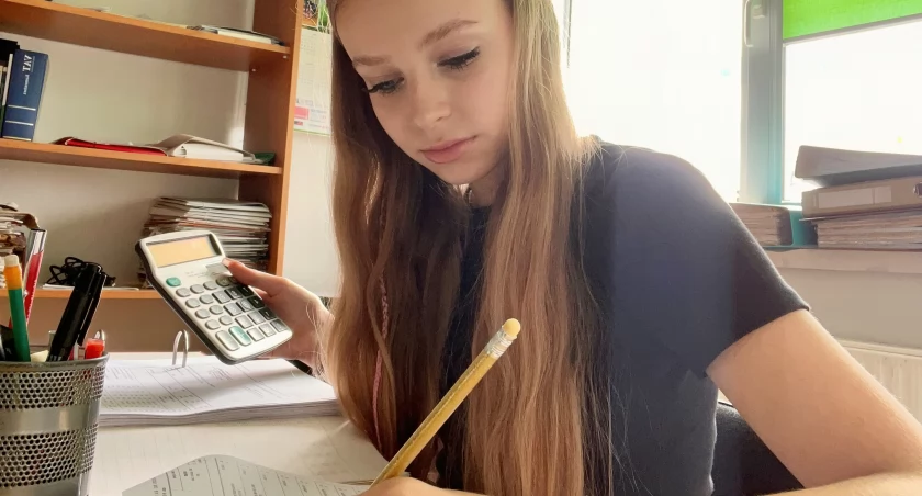 Na zdjęciu: Jedna z uczennic, która bierze udział w projekcie
