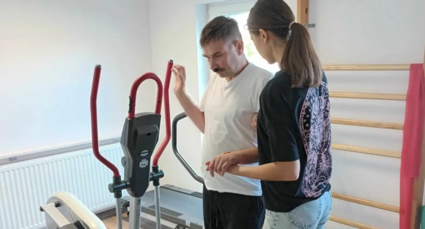 Na zdjęciu: Pan Rafał podczas rehabilitacji