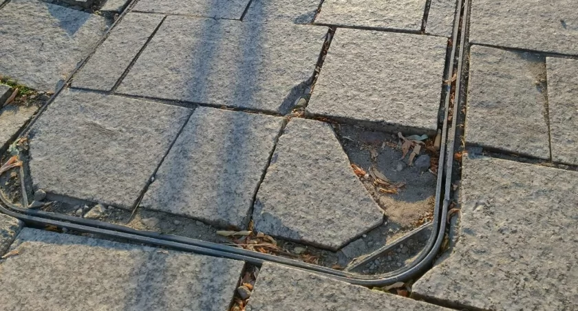 Na zdjęciu: Uszkodzona kostka na wyremontowanym odcinku Reymonta