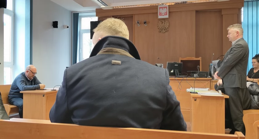 Na zdjęciu: Z lewej Tomasz Tyl, z prawej Zbigniew Rybczyński na sali sądowej podczas jednej z rozpraw