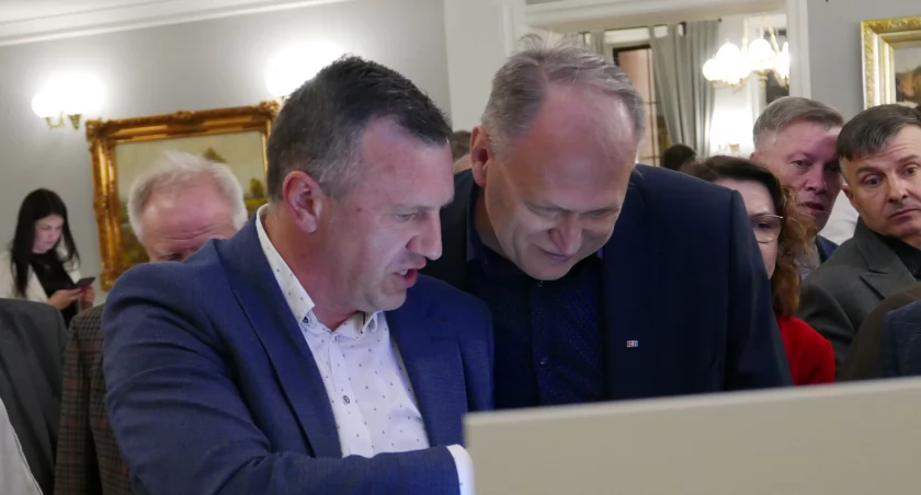 Na zdjęciu: Krzysztof Górnik i Jarosław  Ferenc podczas wieczoru  wyborczego w restauracji Zameczek, kwiecień 2024