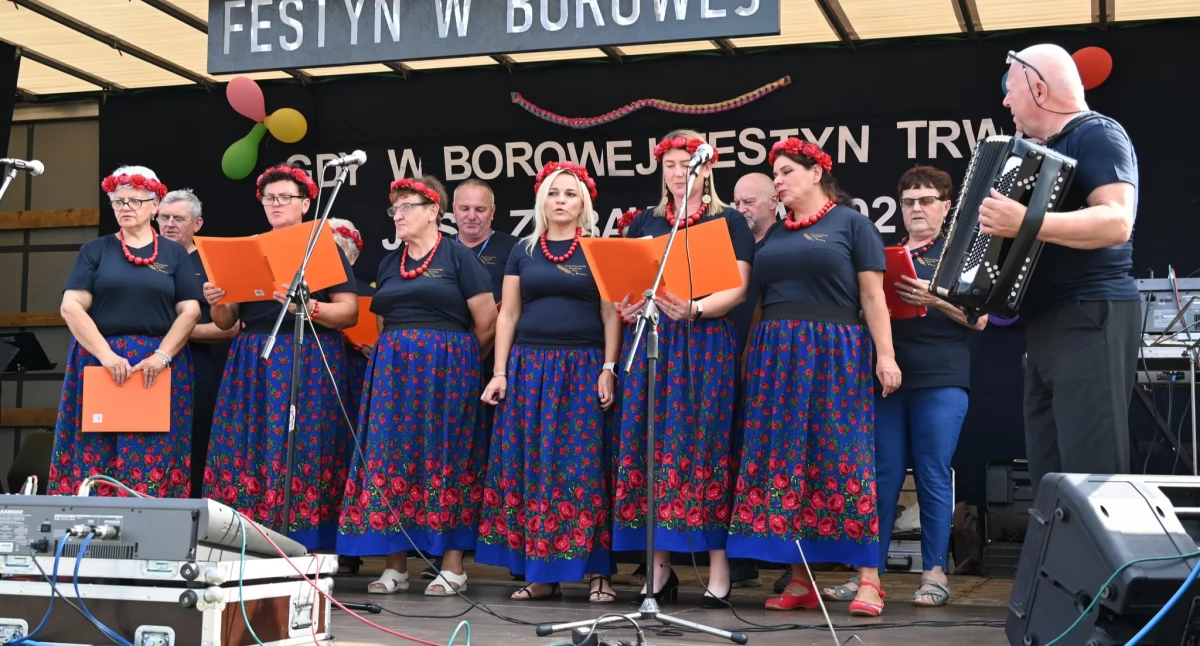 Na zdjęciu: Na scenie prezentowały się zespoły ludowe, fot. Facebook/Starostwo Powiatowe