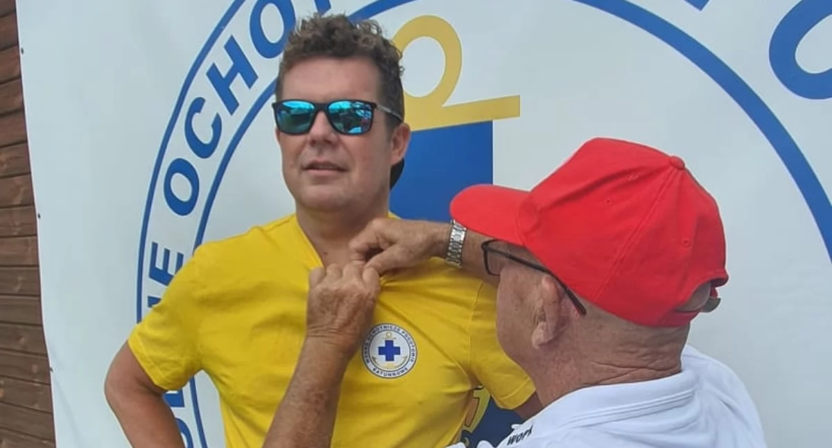 Na zdjęciu: Marek Pyka otrzymuje odznaczenie, fot. Faceboook/WOPR Radomsko