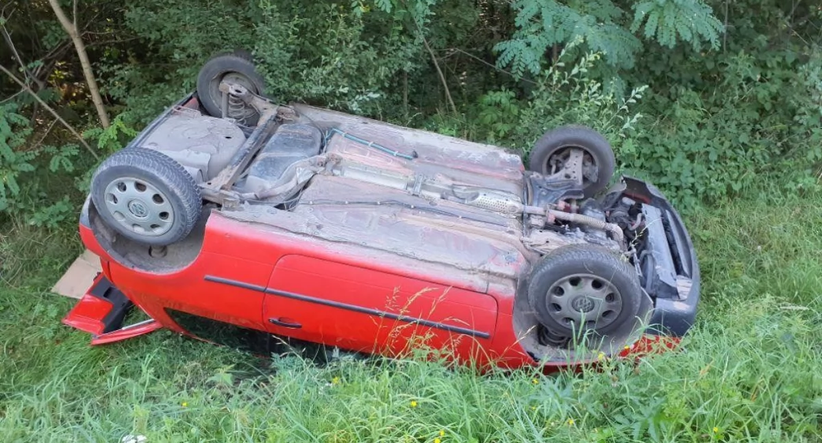 Na zdjęciu: VW na dachu, fot. KP PSP Radomsko