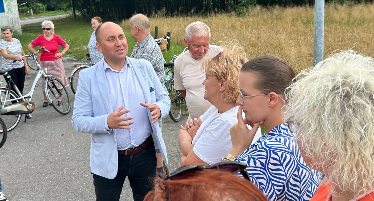 Na zdjęciu: Jacek Gębicz rozmawia z mieszkańcami na społecznym odbiorze ul. Piłsudskiego