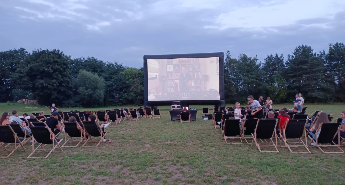 Na zdjęciu kino na leżakach, fot. Facebook/GOKiS w Wielgomłynach
