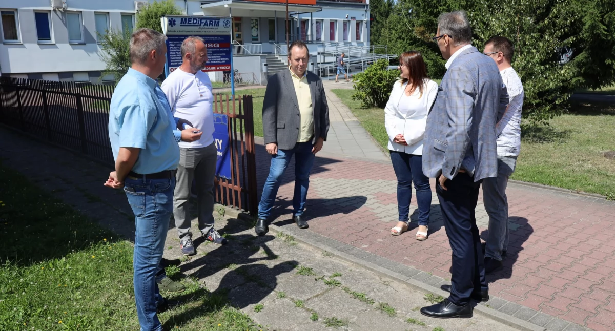 Na zdjęciu wykonawcy rozmawiają z miastem, fot. Facebook/Radomsko Miasto Otwarte 