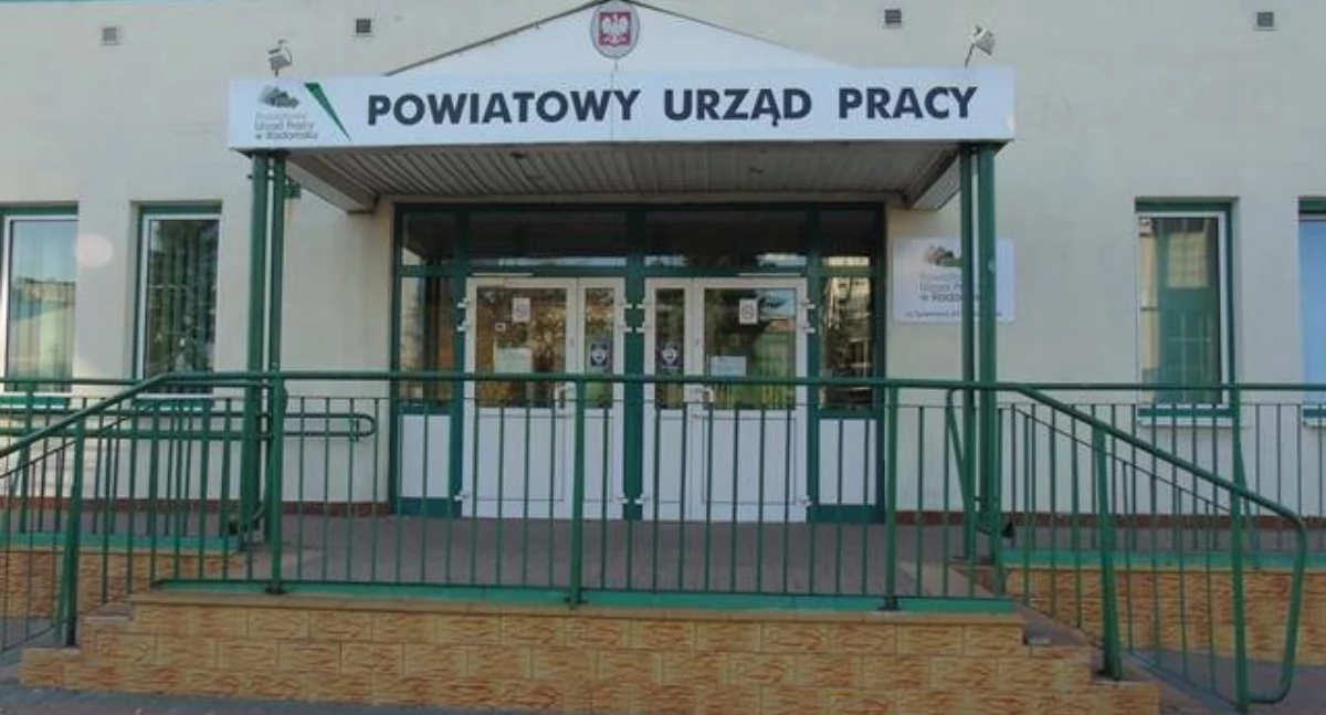 Na zdjęciu wejście do PUP, fot. Facebook/Powiat Radomszczański 