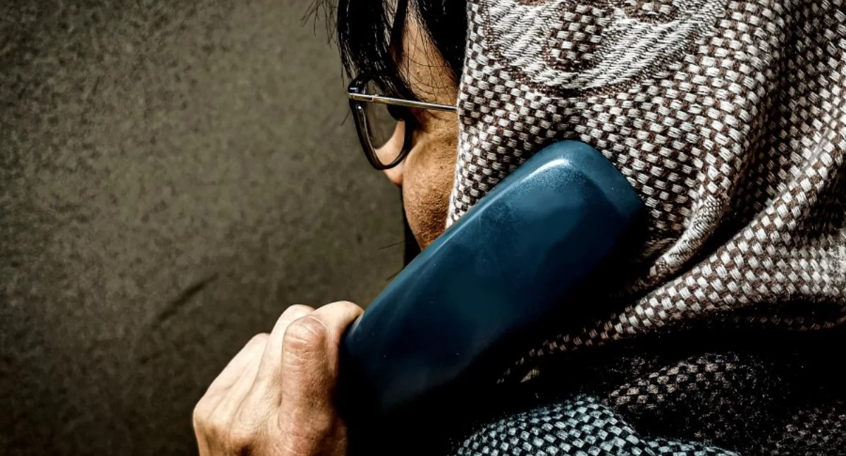 Na zdjęciu starsza kobieta rozmawia przez telefon, fot. KPP Radomsko