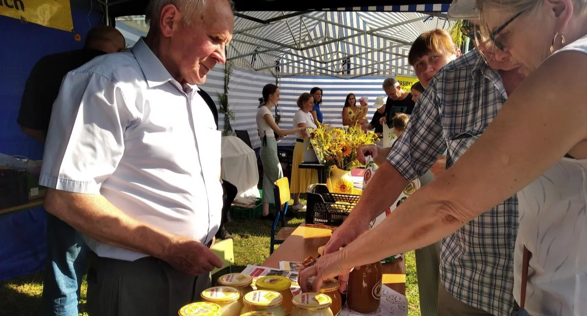 Na zdjęciu święto miodu, Gomunice, rok 2021