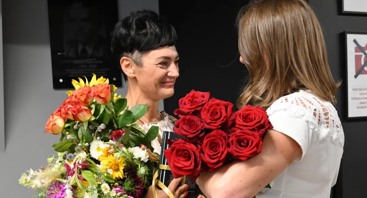 Na zdjęciu  Agnieszka Wilk otrzymuje kwiaty, fot. Facebook/Powiat Radomszczański 