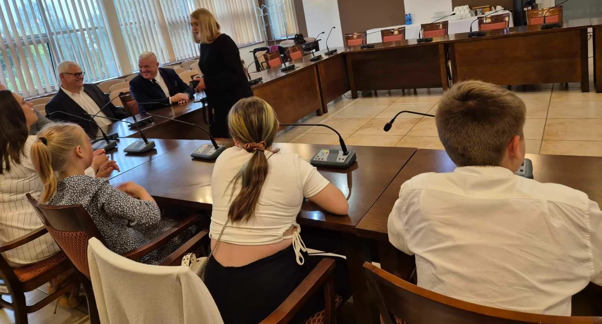 Na zdjęciu uczestnicy konferencji w starostwie