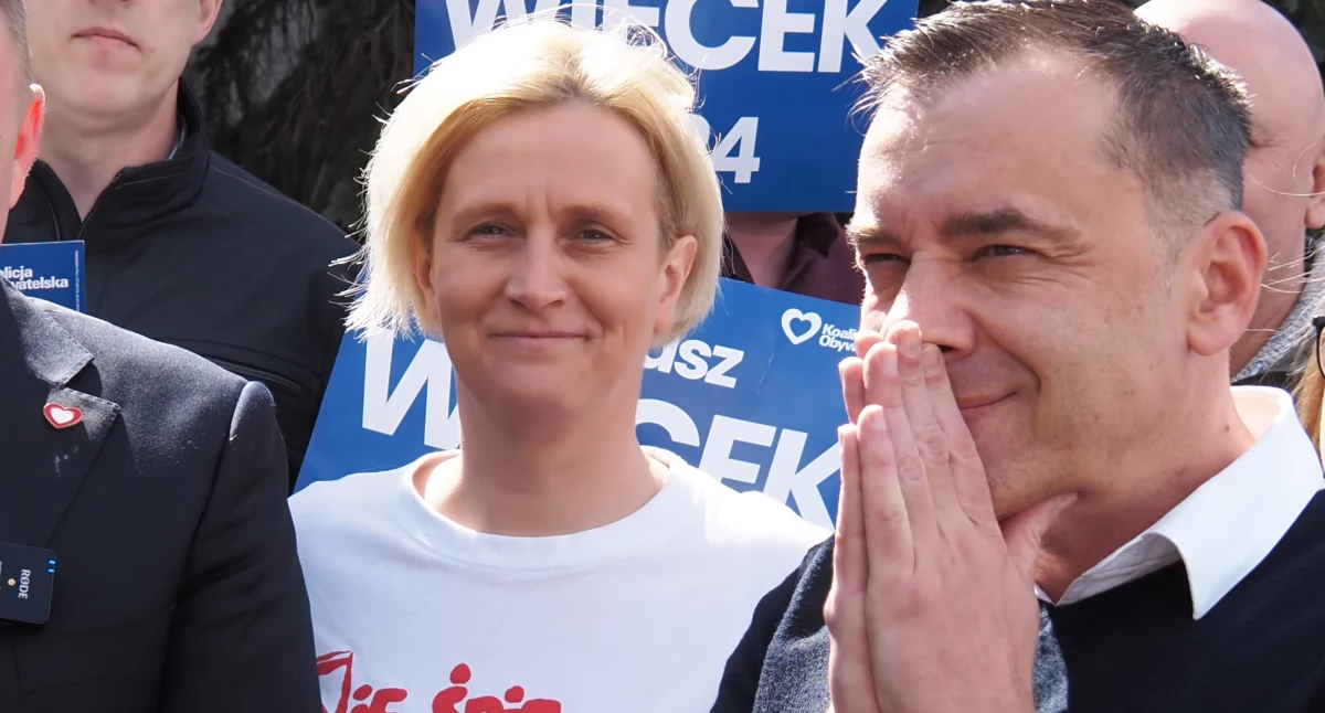Na zdjęciu Marek Rząsowski na konferencji Łukasz Więcka
