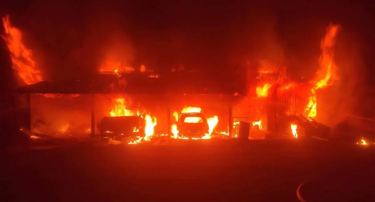 Na zdjęciu płonący budynek przy ul. Dobryszyckiej, fot. KSP Radomsko