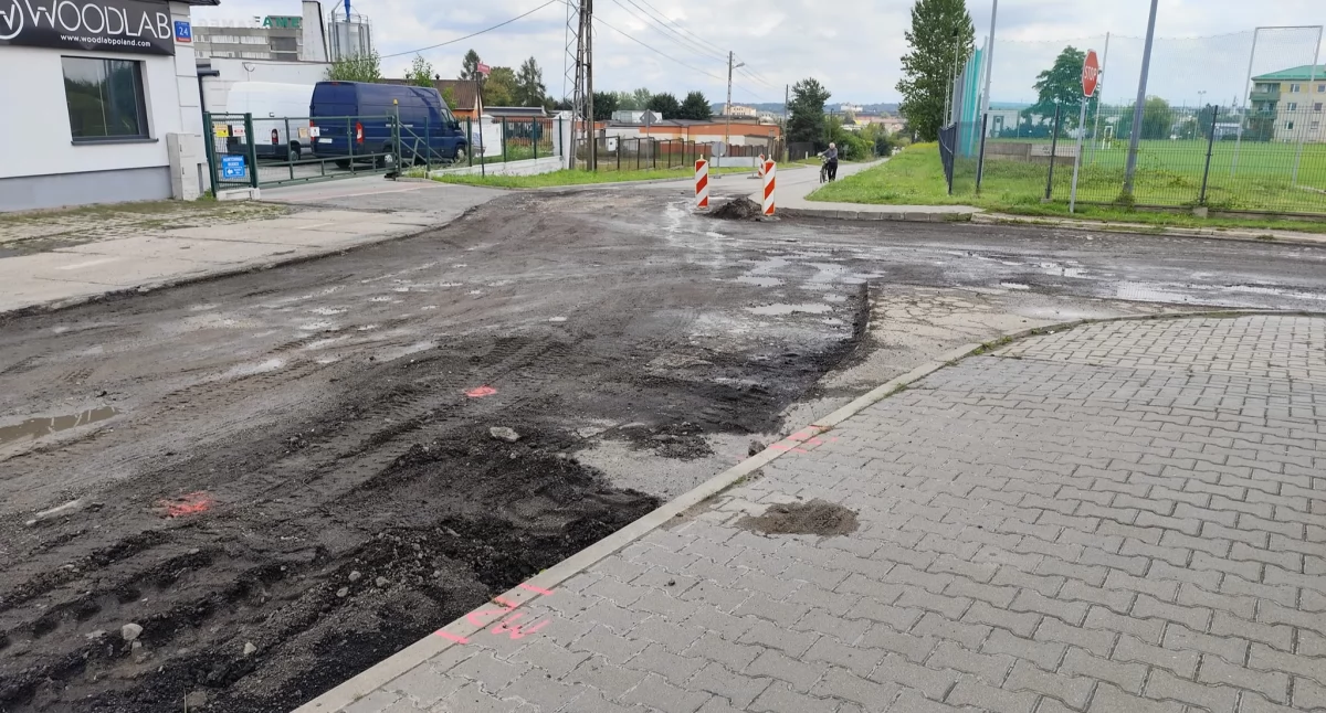 Na zdjęciu zerwana nawierzchnia, fot. Facebook/Radomsko Miasto Otwarte