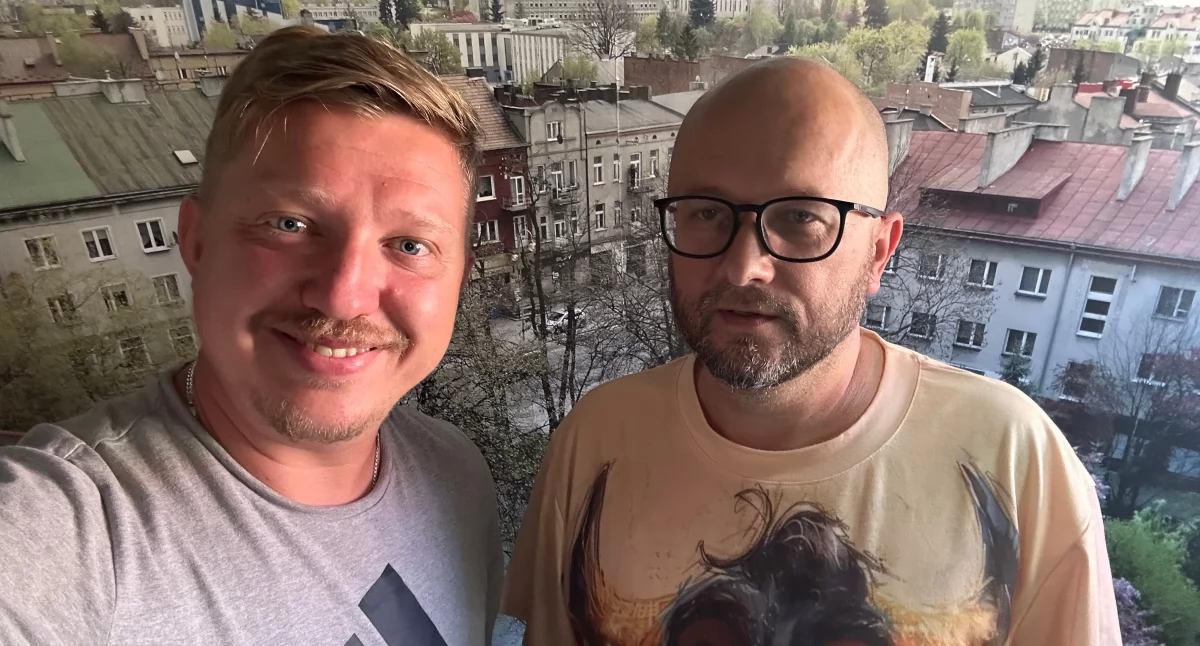 Na zdjęciu prowadzący podcast Dwaj Panowie AA