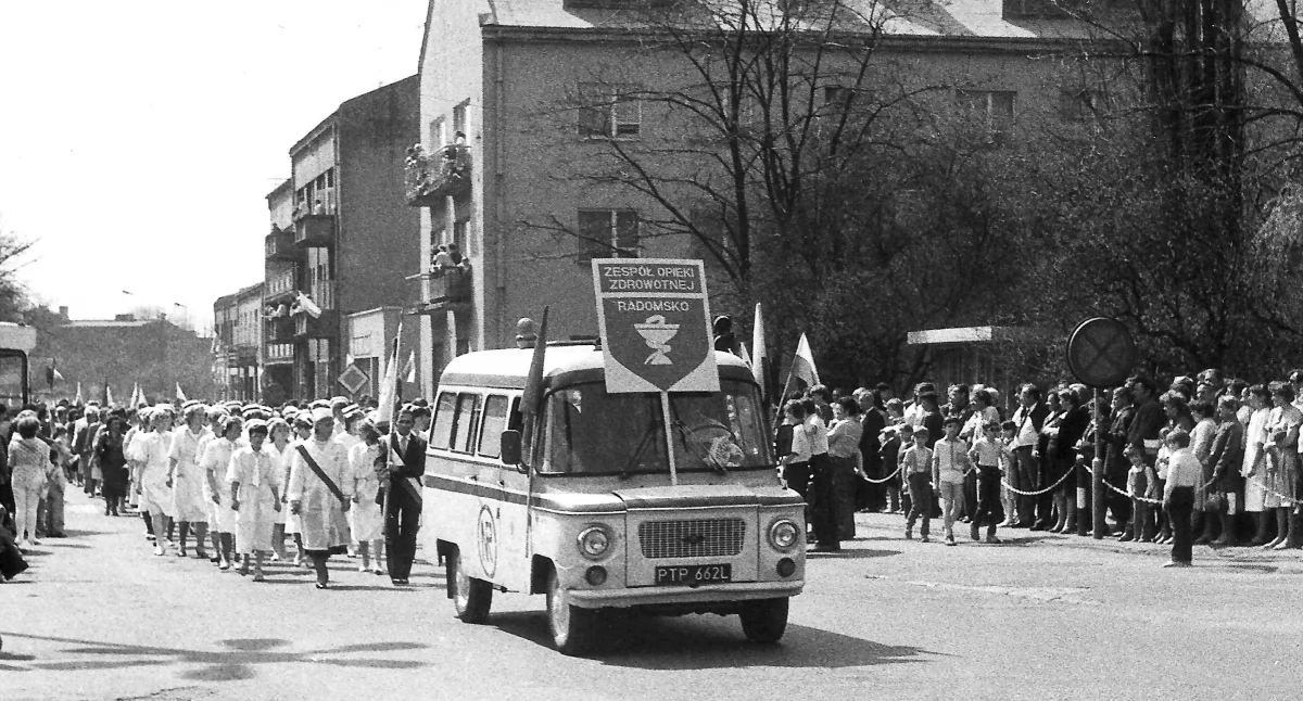 Na zdjęciu pochód pierwszomajowy, Radomsko, lata 80. Fot. Jacek Kaszyński