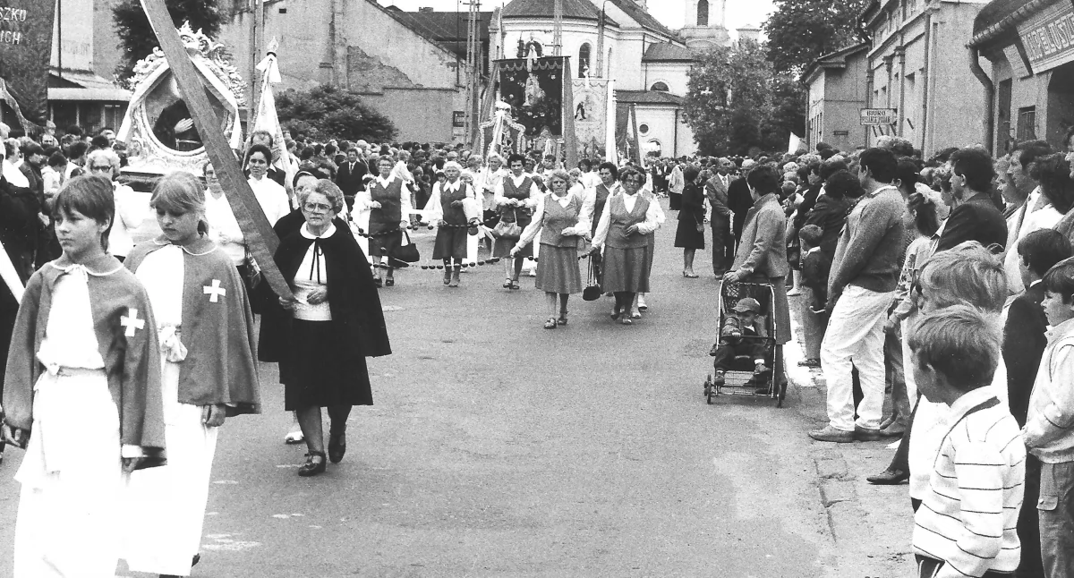 Na zdjęciu procesja Bożego Ciała, ul. Przedborska, Radomsko, lata 80., fot. Jacek Kaszyński