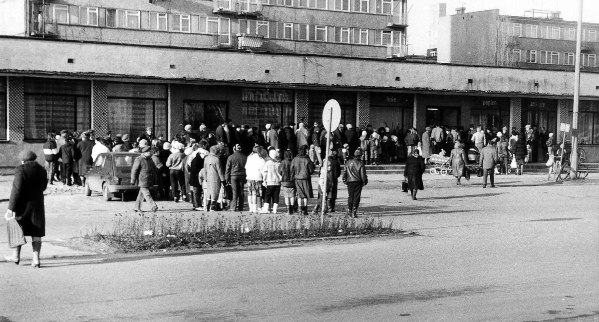 Na zdjęciu kolejka pod sklepem na Leszka Czarnego, Radomsko, lata 80., fot. Jack Kaszyński
