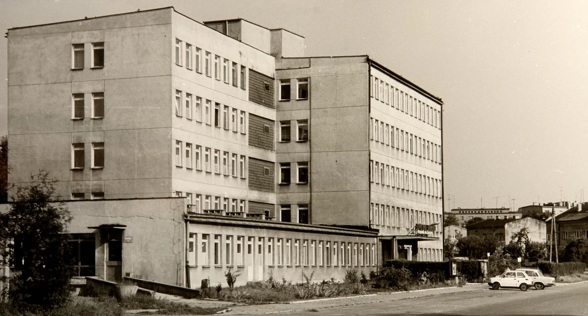 Na zdjęciu przychodnia (dziś Technikum Ekonomiczne), Radomsko, lata 80., fot. Jacek Kaszyński
