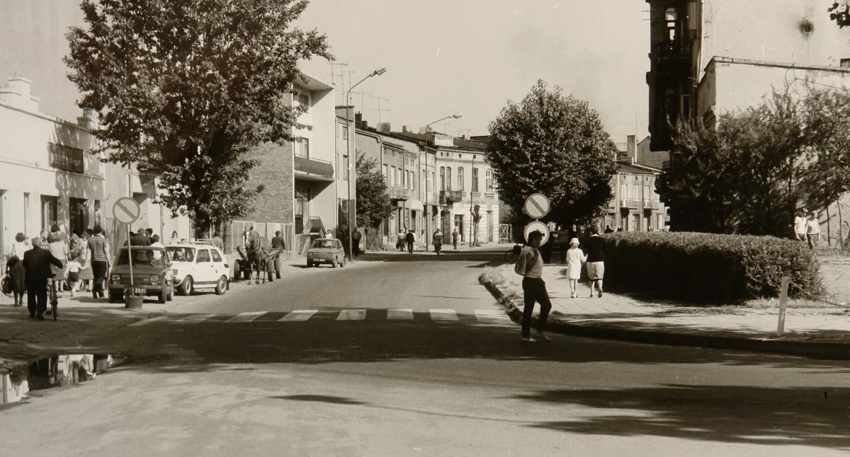 Na zdjęciu ul. Żeromskiego, Radomsko, lata 80., fot. Jacek Kaszyński