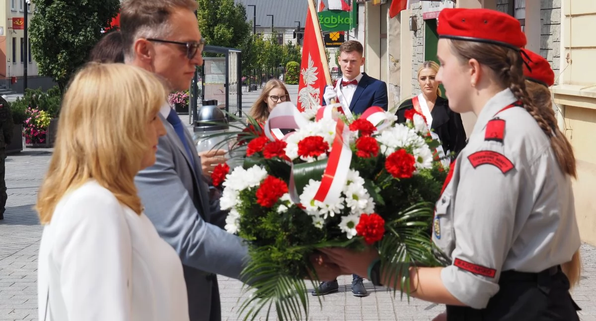 Na zdjęciu kwiaty składają wiceprezydent Małgorzata Kańska-Kipigroch przewodniczący rady miasta Rafał Dębski  