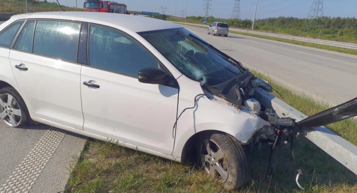 Na zdjęciu: Samochód, który uderzył w bariery, fot. KP PSP Radomsko 