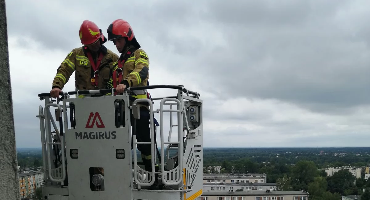 Na zdjęciu: Strażacy w koszu drabiny