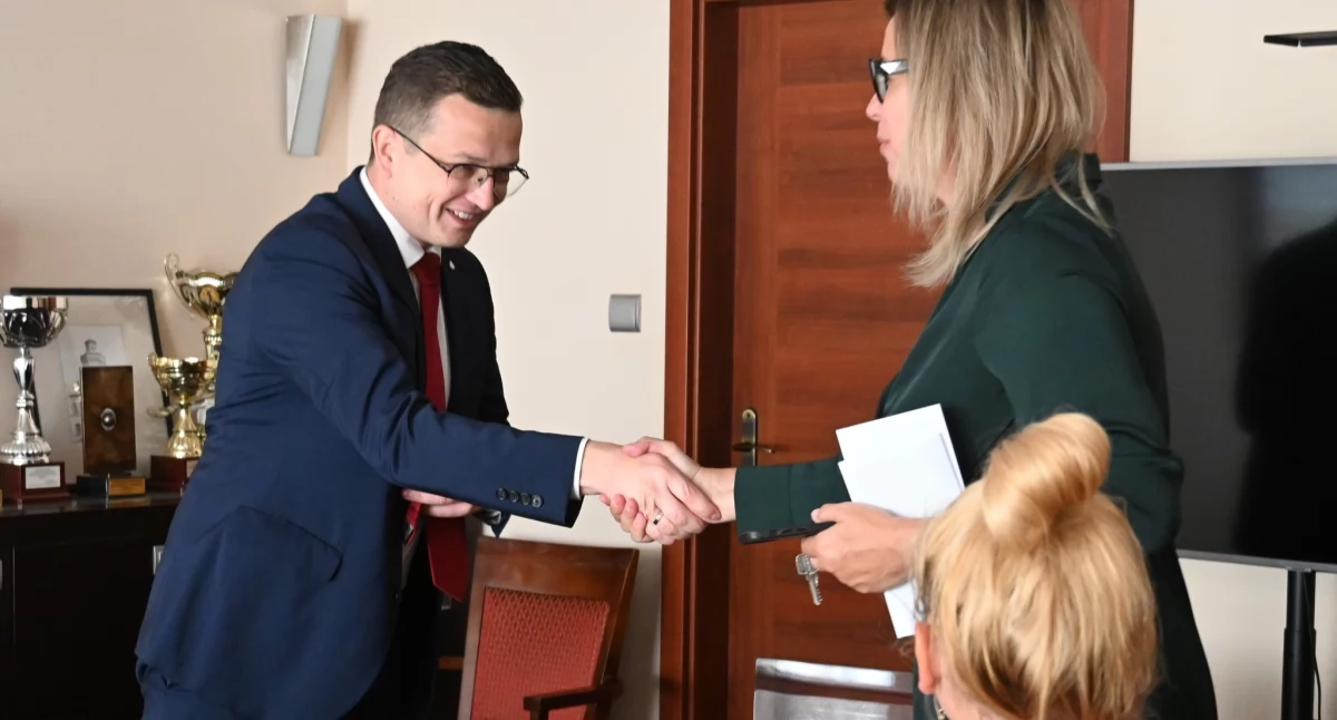 Na zdjęciu: Wicewojewoda z wizytą w starostwie, fot. Facebook/Starostwo Powiatowe