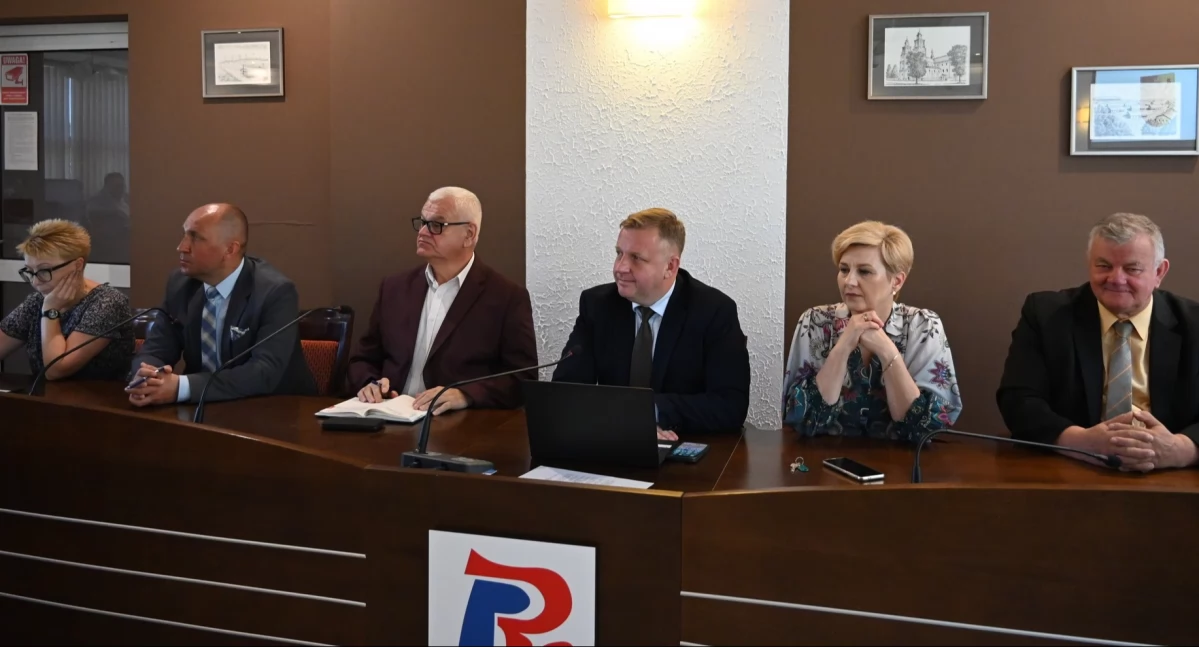 Na zdjęciu: Zarząd powiatu podczas sesji, fot. Facebook/Starostwo Powiatowe