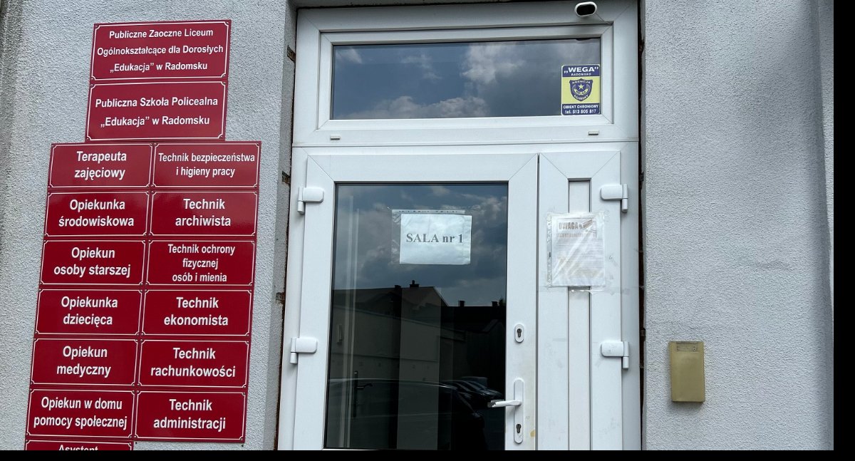 Na zdjęciu: Wejście do szkoły w Alejach Jana Pawła II