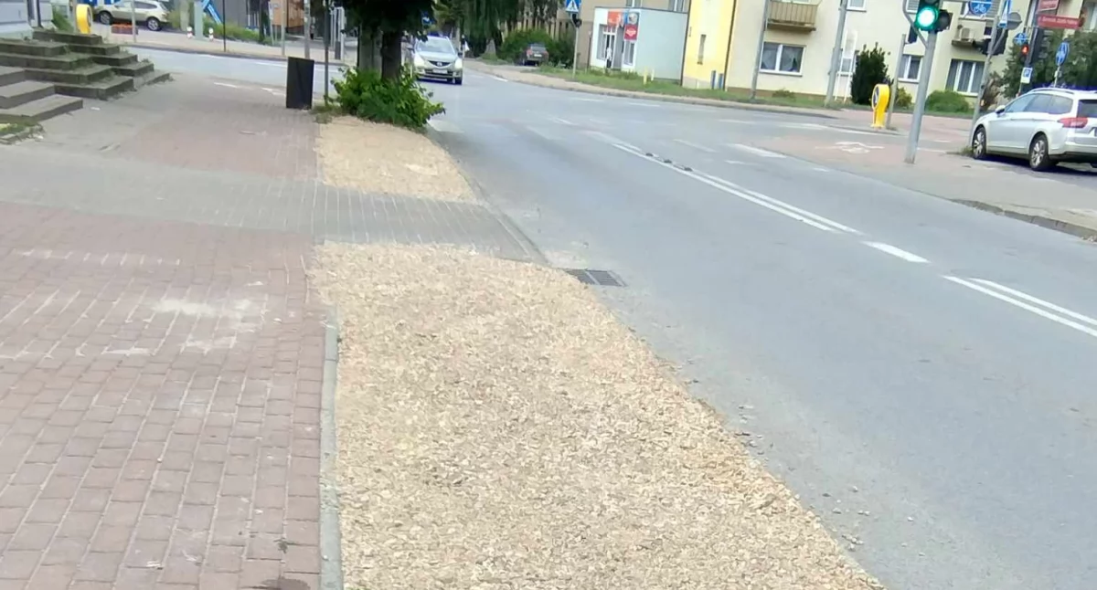 Na zdjęciu: Tłuczeń w miejscu trawnika przy ulicy Prymasa Wyszyńskiego, fot. nadesłane