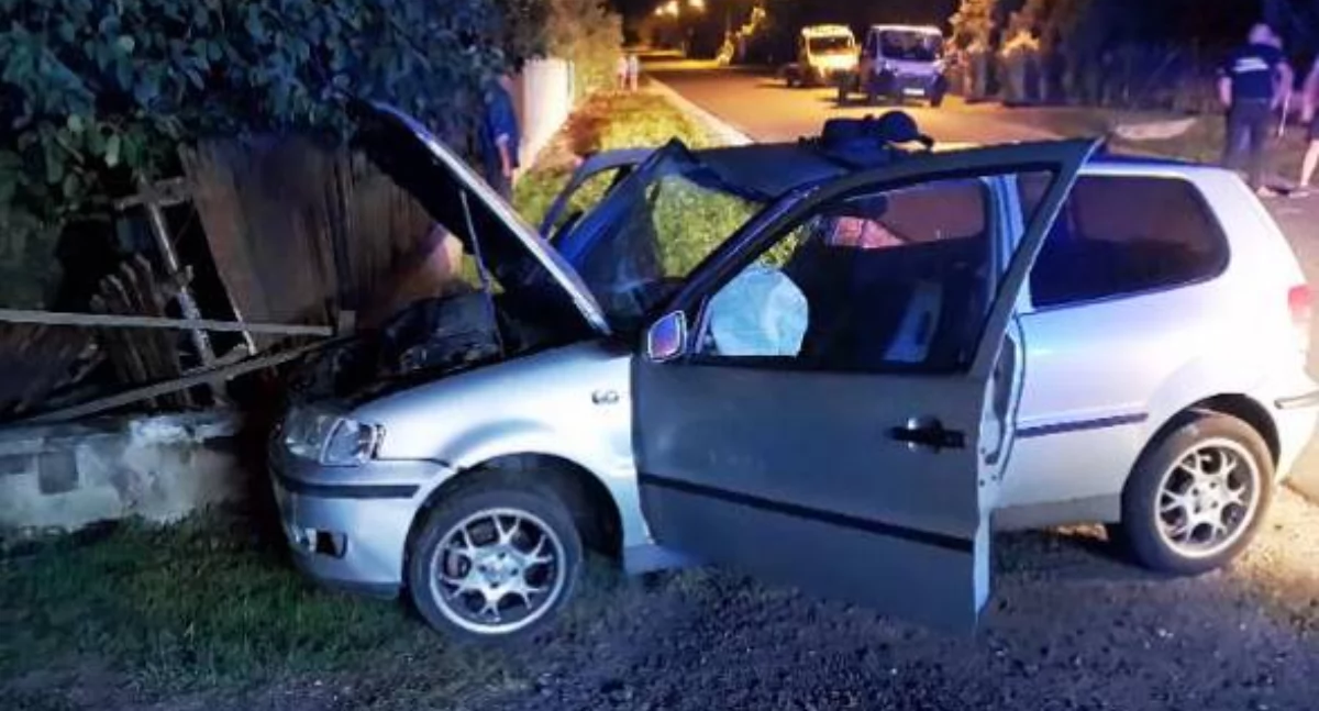 Na zdjęciu: Volkswagen, który uderzył w ogrodzenie 