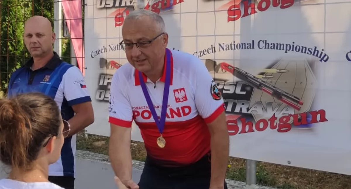 Na zdjęciu: Tomasz Niezabitowski na podium, fot. Facebook/10-tka