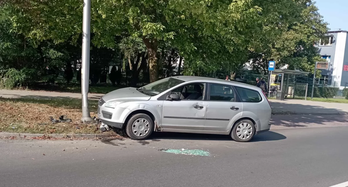 Na zdjęciu: Ford, który uderzył w latarnię, fot. nadesłane