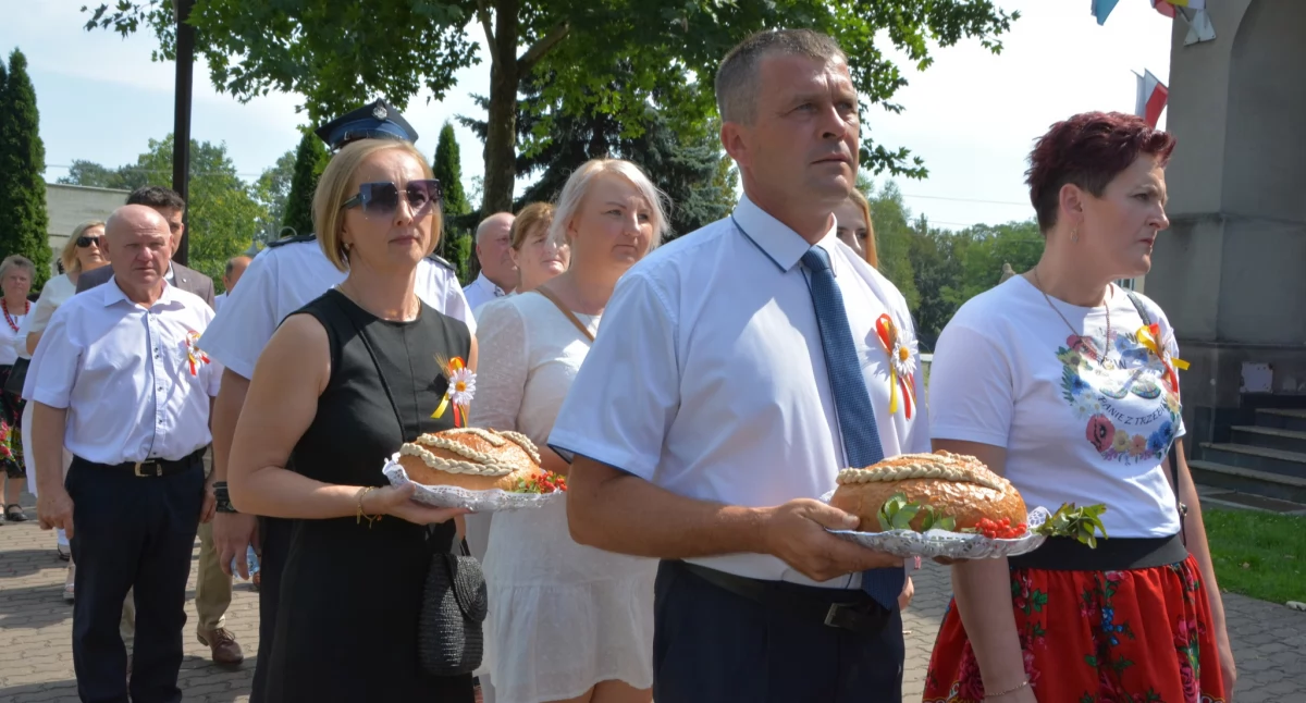 Na zdjęciu: Uczestnicy oficjalnych uroczystości, fot. Facebook/Starostwo Powiatowe