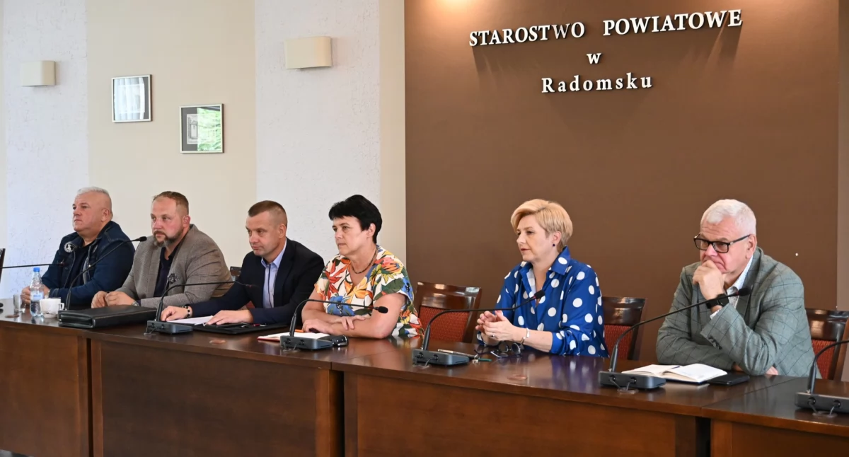 Na zdjęciu obrady komisji, fot. Facebook/Starostwo Powiatowe 