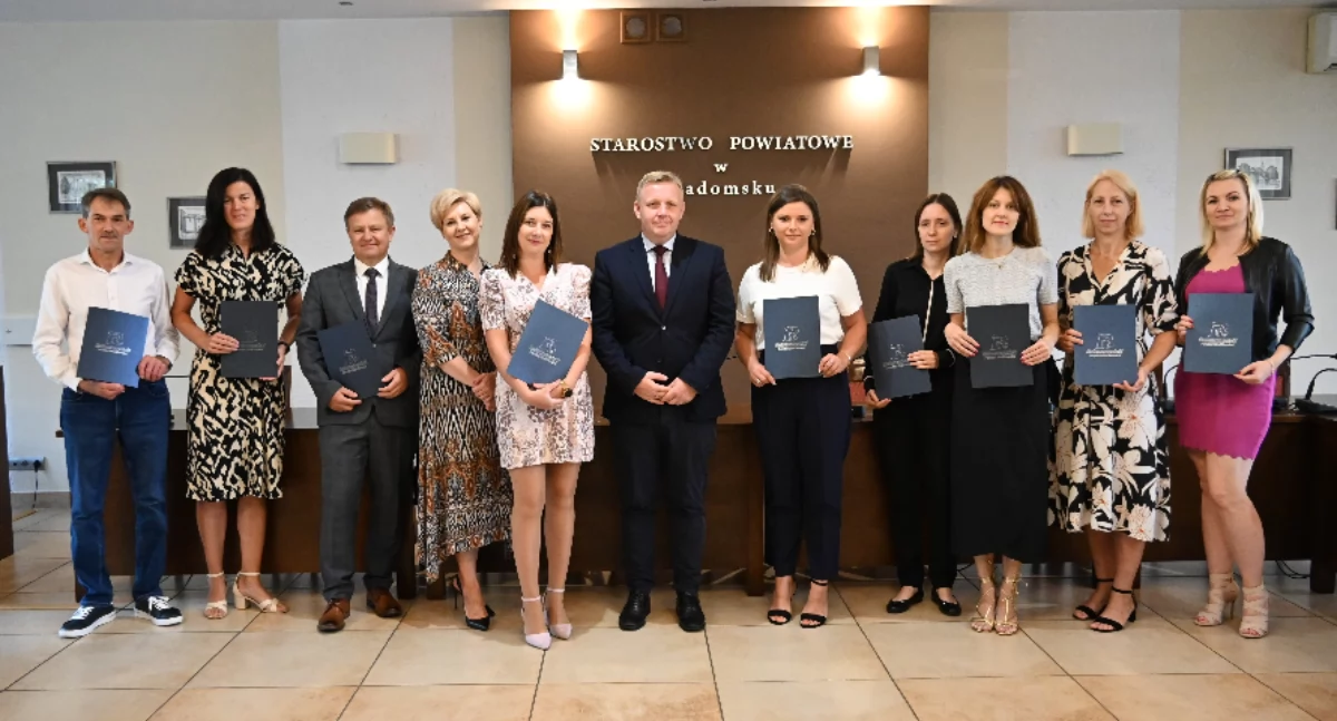 Na zdjęciu: Nowi nauczyciele mianowani, fot. Facebook/Starostwo Powiatowe