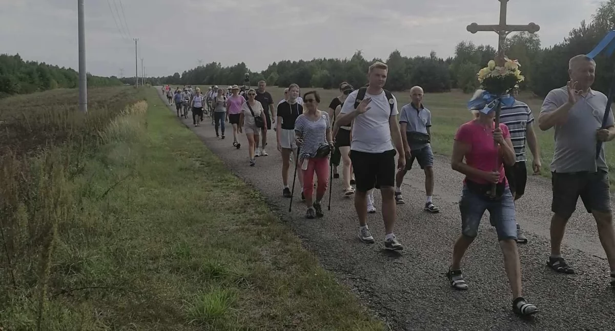 Na zdjęciu: Pielgrzymi w drodze do domów, fot. Łukasz Krzysztof Jurczyk