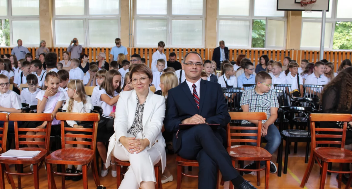 Na zdjęciu: Uroczyste rozpoczęcie roku szkolnego 2023/2024 w Jedynce. Na pierwszym planie dyrektor Marek Biesiada i wicedyrektor  Urszula Retyk