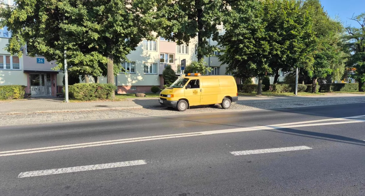 Na zdjęciu pracownicy MPK wymieniają rozkład jazdy