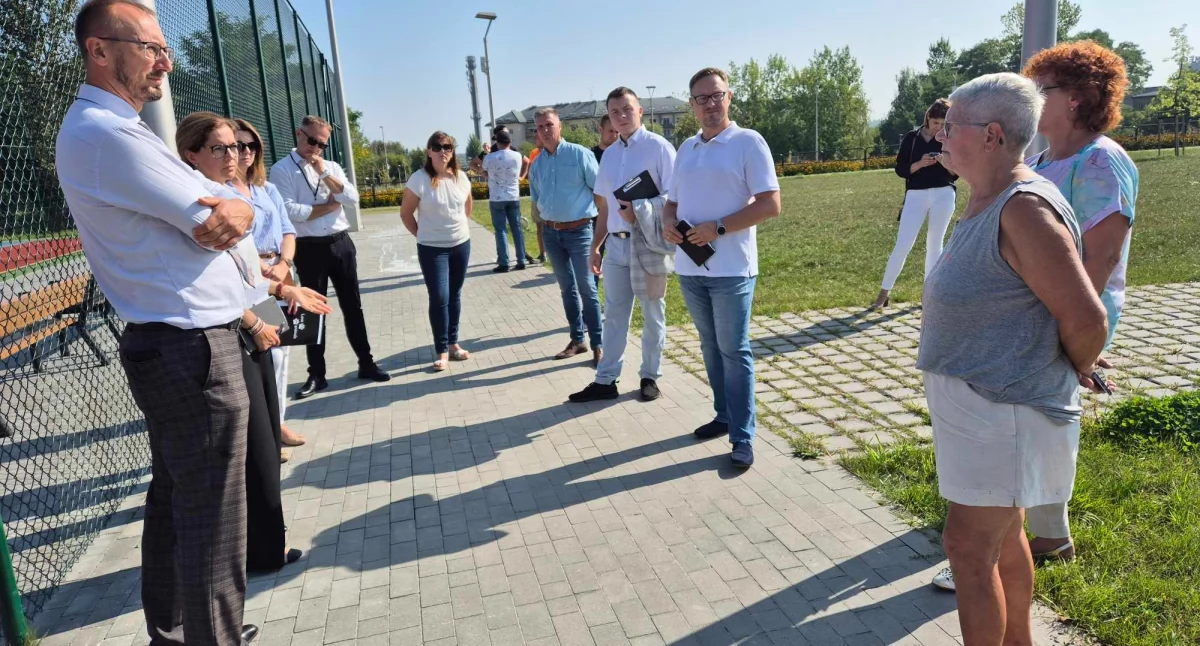 Na zdjęciu: Spotkanie komisji wyjazdowej z mieszkanką Glinianek, na Gliniankach