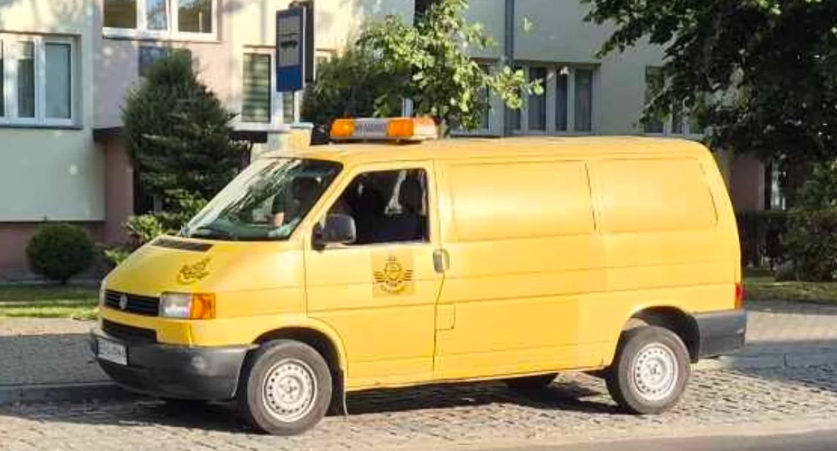 Na zdjęciu pracownicy MPK zmieniają rozkład jazdy