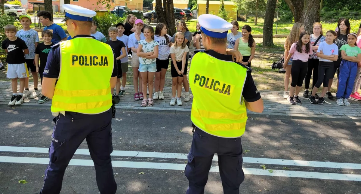 Na zdjęciu: Policjanci z uczniami 