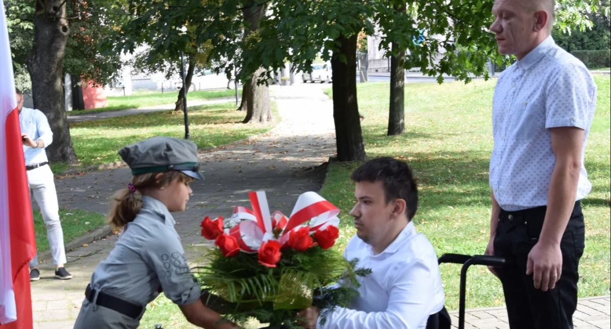 Na zdjęciu: Składanie kwiatów, fot. Facebook/UM Radomsko