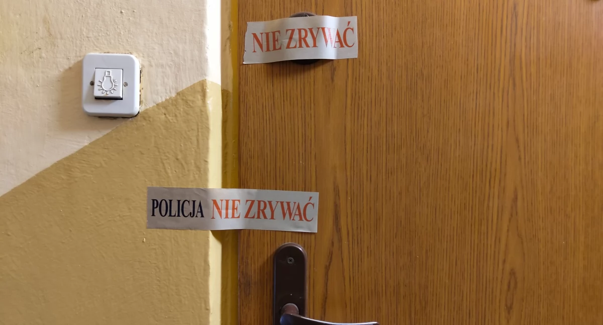 Na zdjęciu: Drzwi do mieszkania, w którym znaleziono ciała