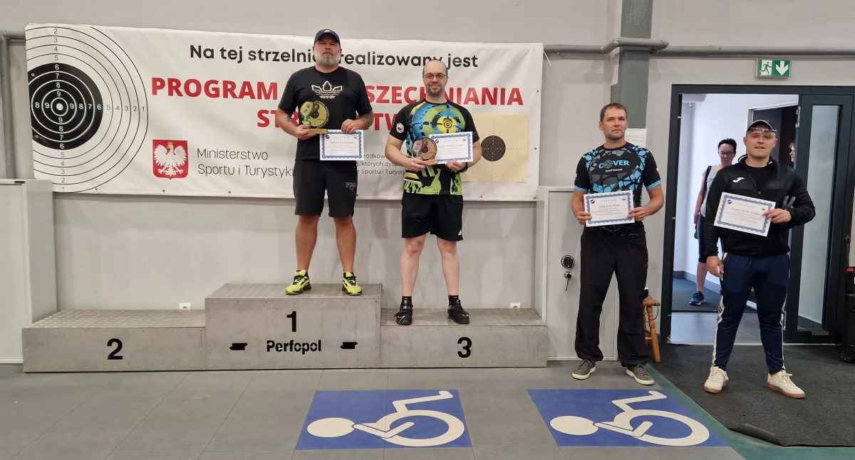 Na zdjęciu zawodnicy na podium, fot. Facebook/Okręgowy Klub Strzelectwa Sportowego 